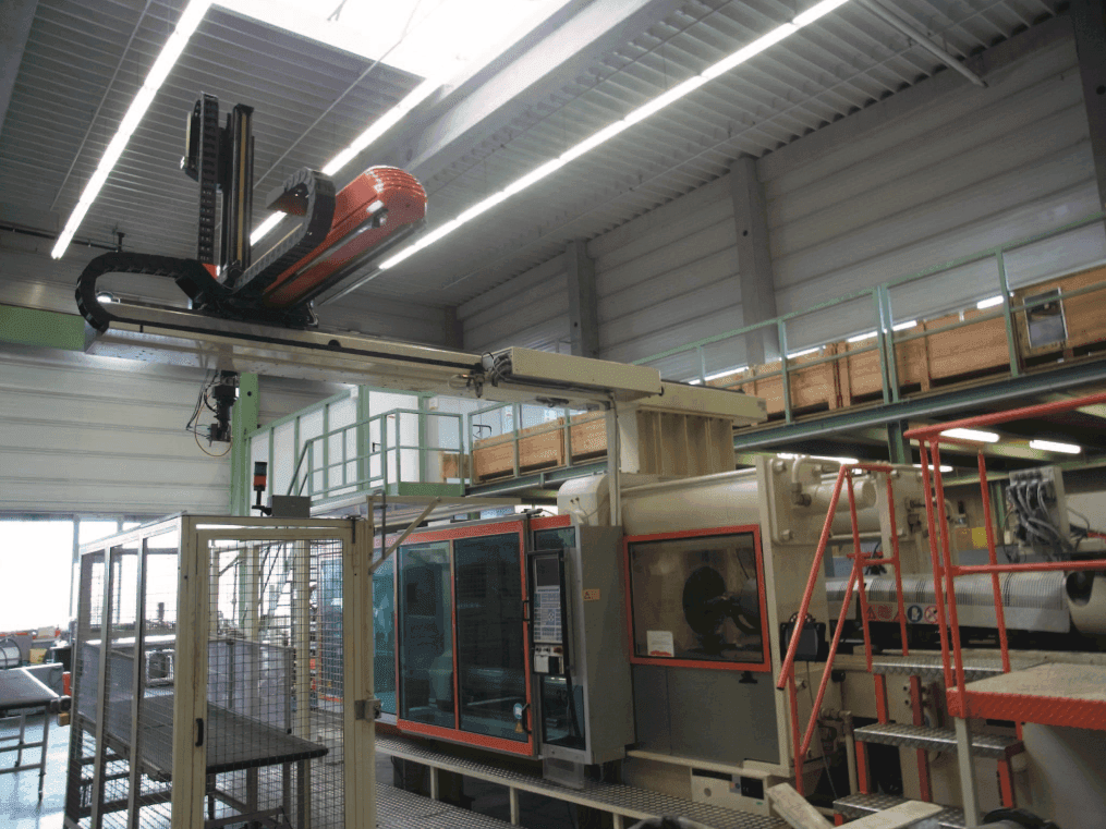 Frontansicht der Krauss Maffei 650-6100 CM Maschine