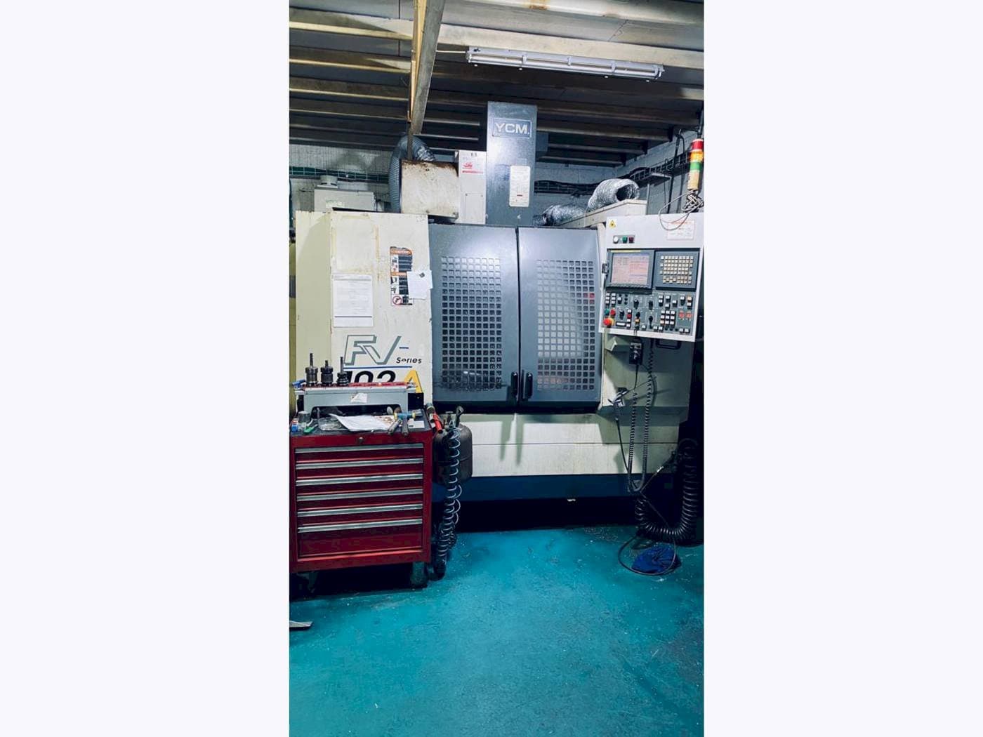 Frontansicht der YCM FV102A Maschine