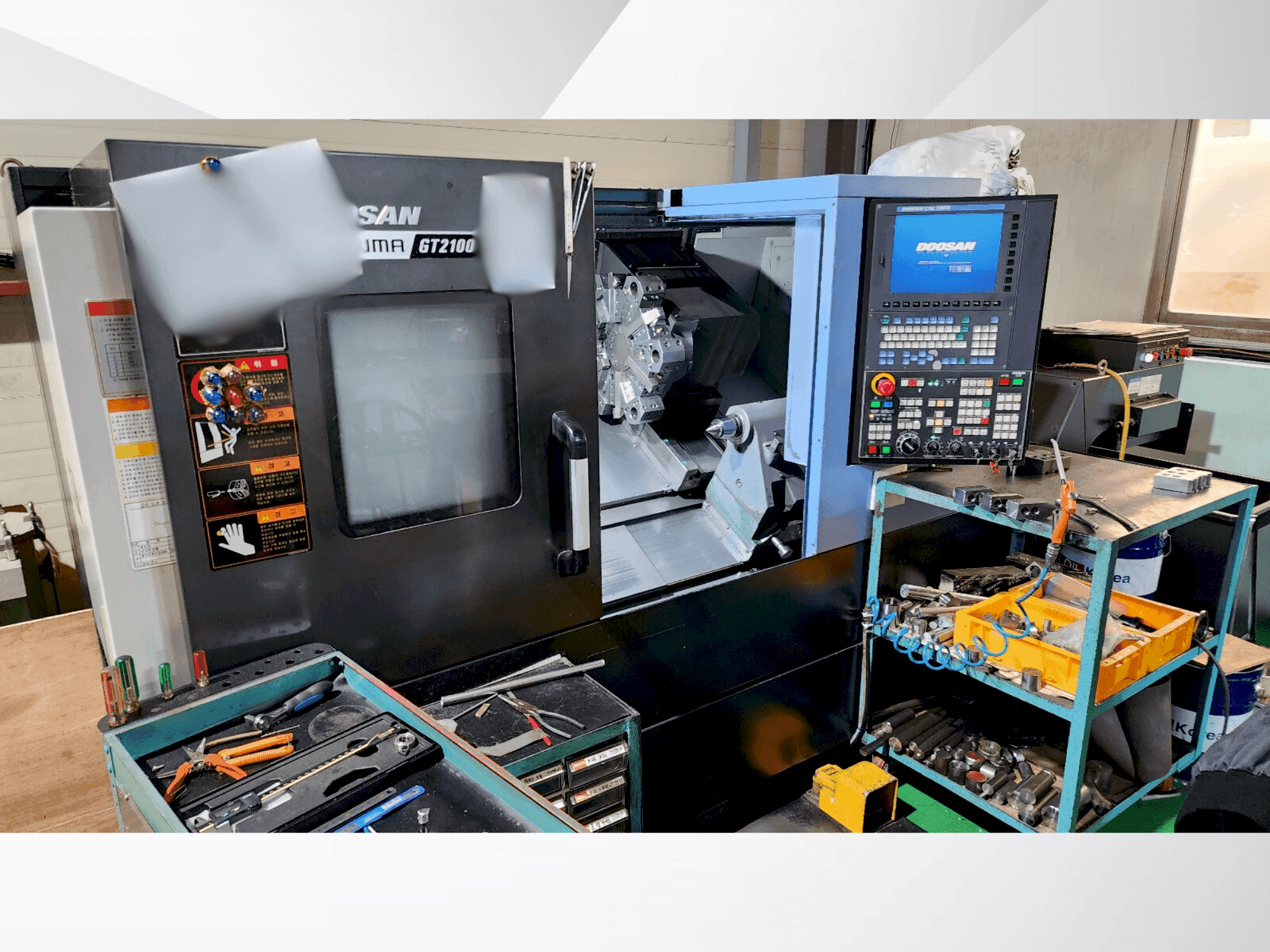 Frontansicht der DOOSAN PUMA GT2100  Maschine