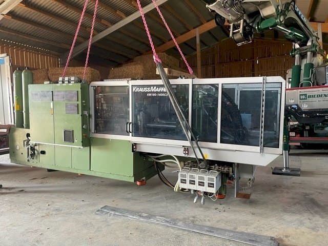 Frontansicht der Krauss Maffei KW180 C3 hybrid Maschine