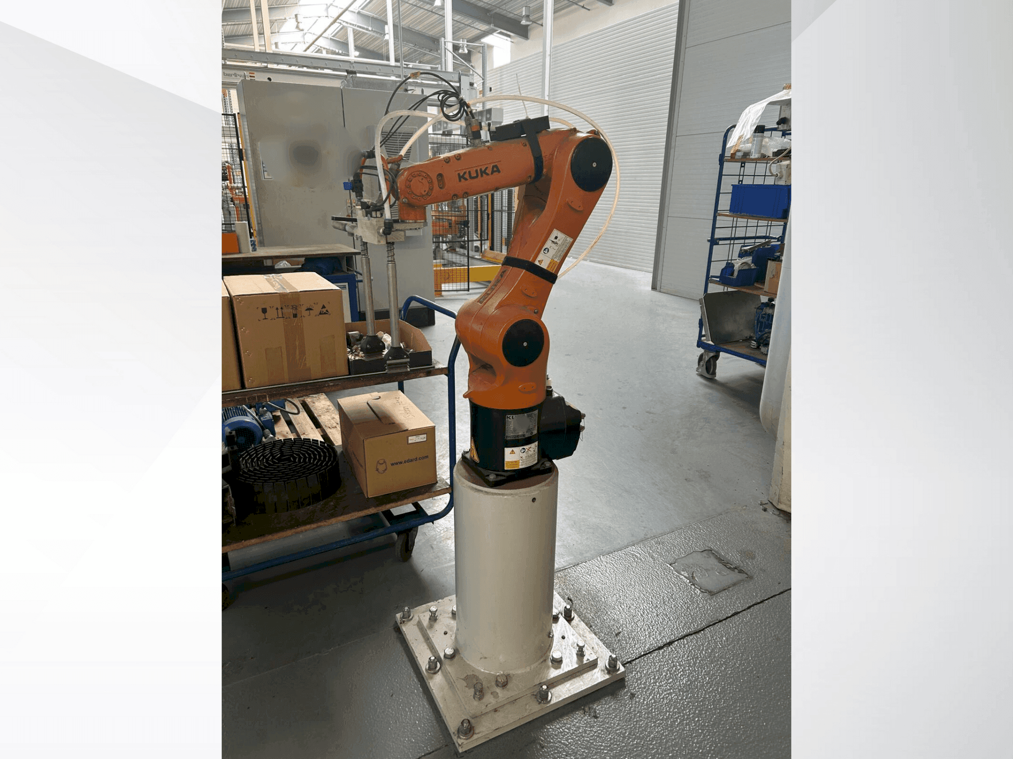 Frontansicht der KUKA KR 6 R900 fivve Maschine