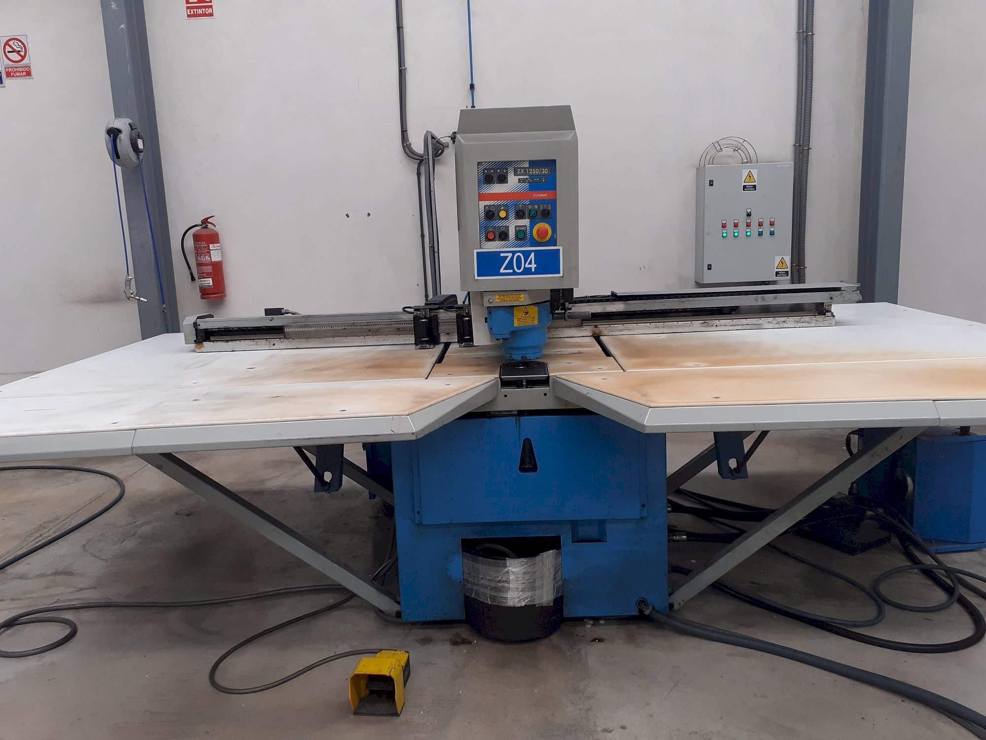 Frontansicht der Euromac ZX125-30  Maschine