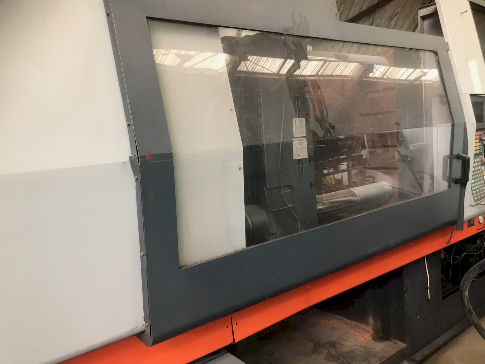 Frontansicht der SANDRETTO Otto 2054/380 Maschine