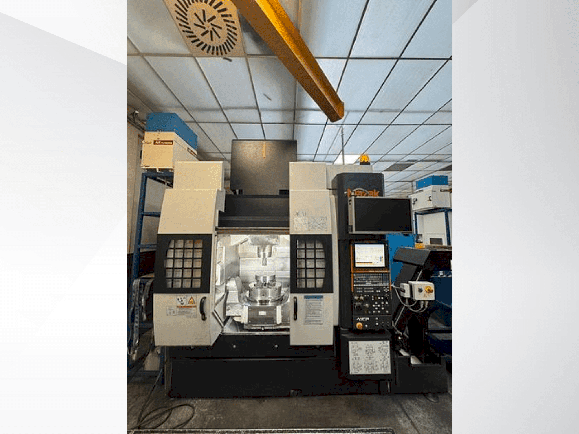 Frontansicht der Mazak Variaxis 630-5X T Maschine