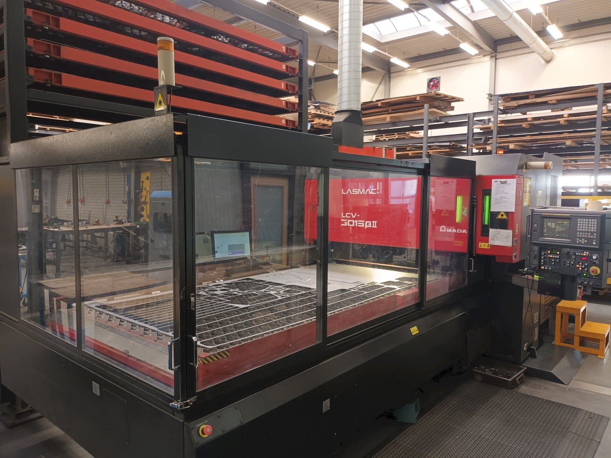 Frontansicht der AMADA LCV3015B2 Maschine