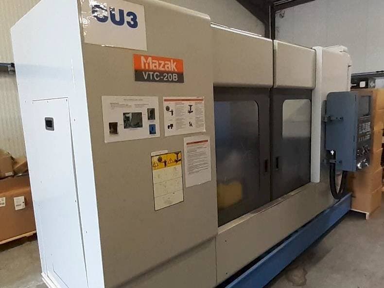 Frontansicht der Mazak VTC 20B Maschine