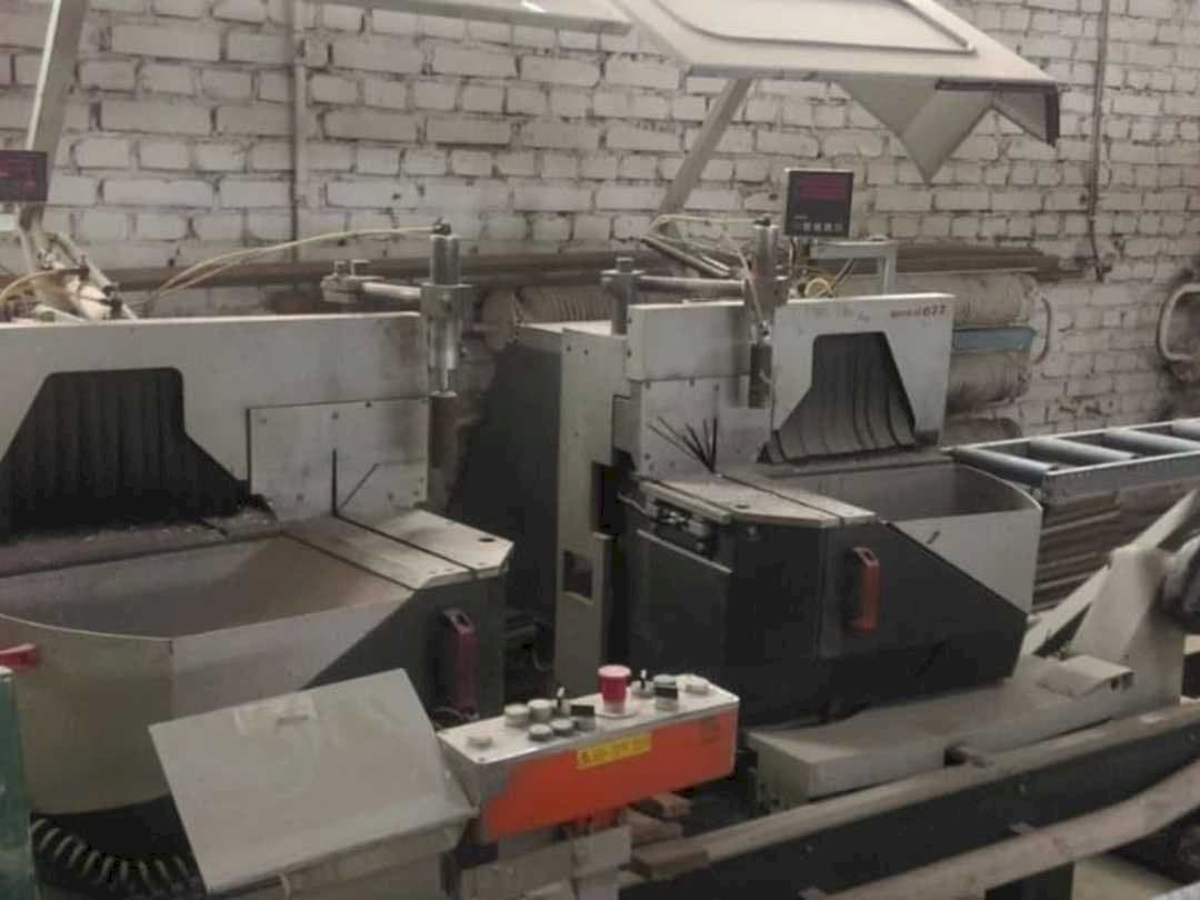 Frontansicht der Elumatec DG 104/02 + E111 Maschine