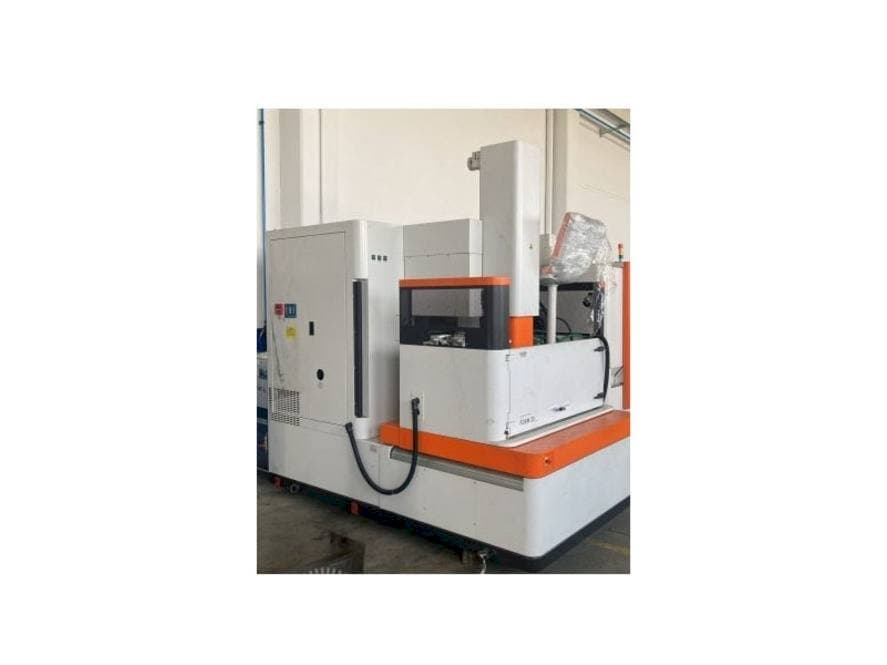 Frontansicht der AgieCharmilles FORM 30 Maschine