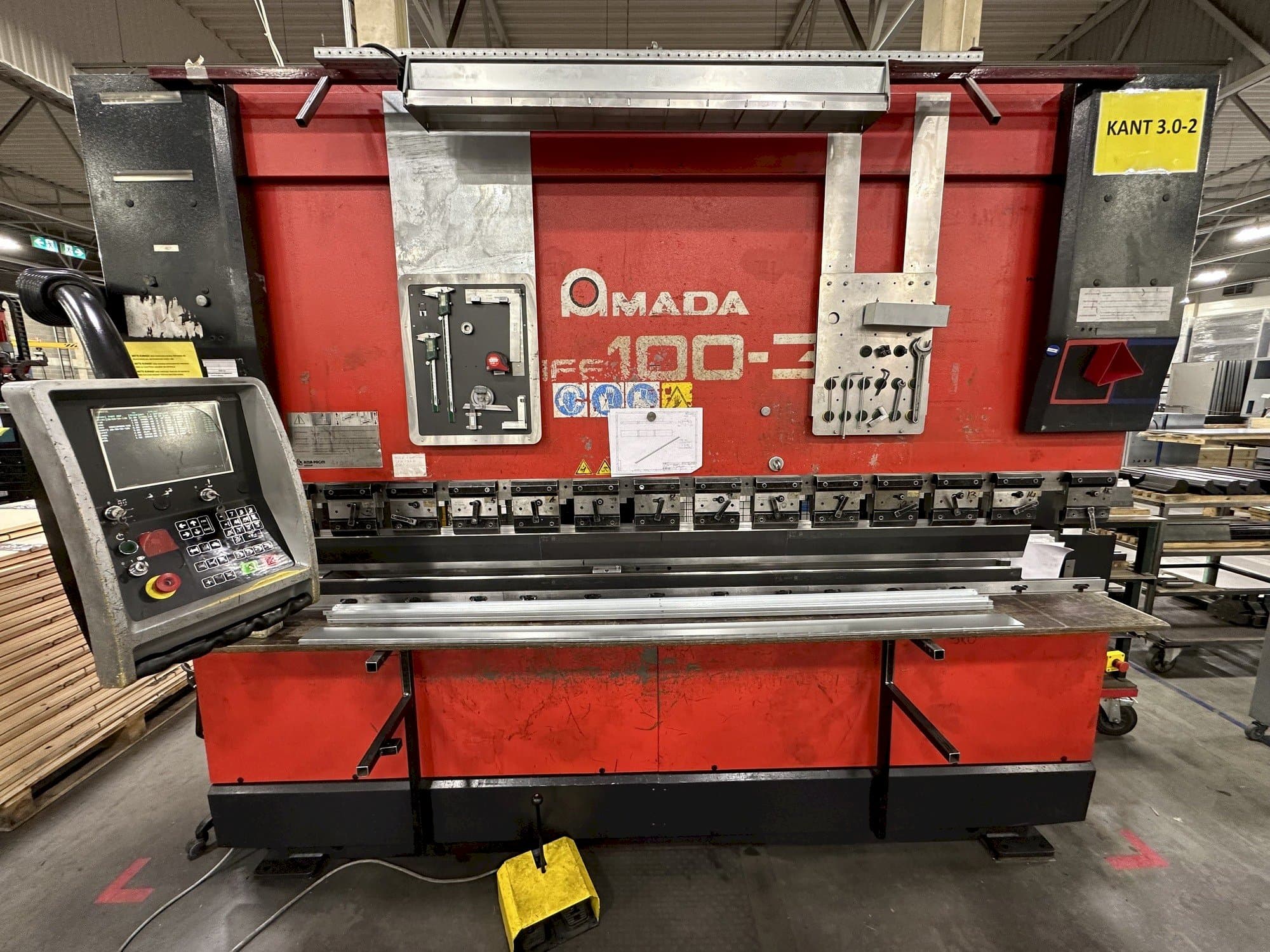 Frontansicht der AMADA HFE 100-3 Maschine