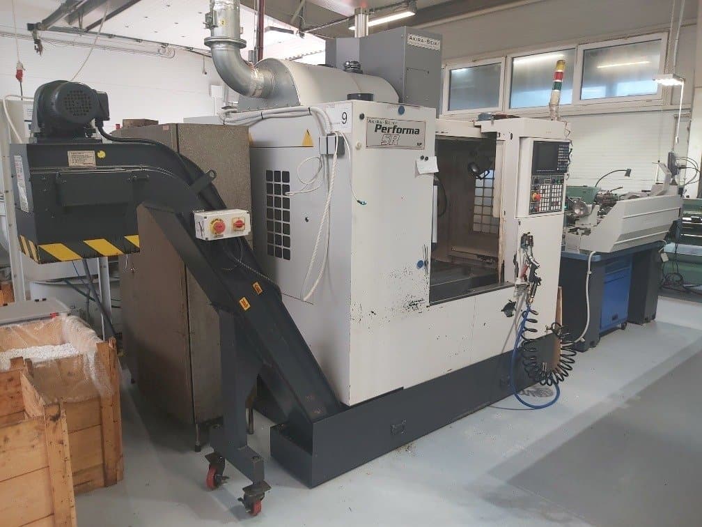Frontansicht der Akira Seiki SR2XP  Maschine