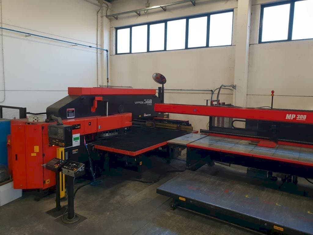 Frontansicht der AMADA VIPROS 368 KING Maschine