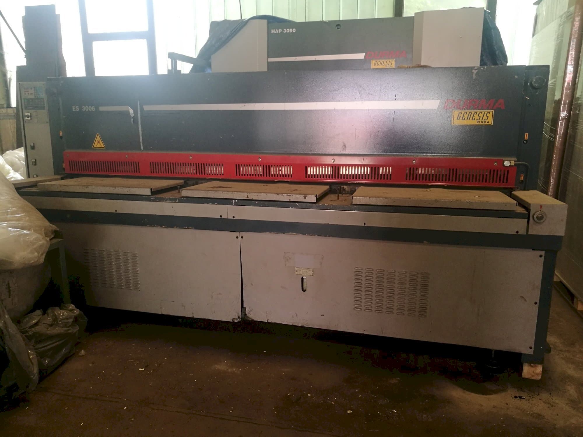 Frontansicht der Durma ES 3006 Maschine
