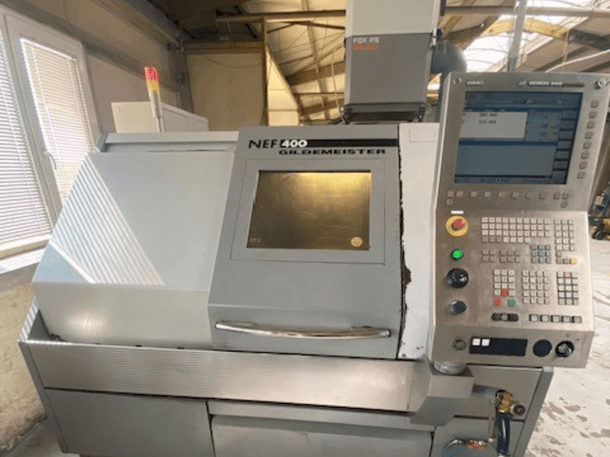 Frontansicht der Gildemeister NEF 400 Maschine