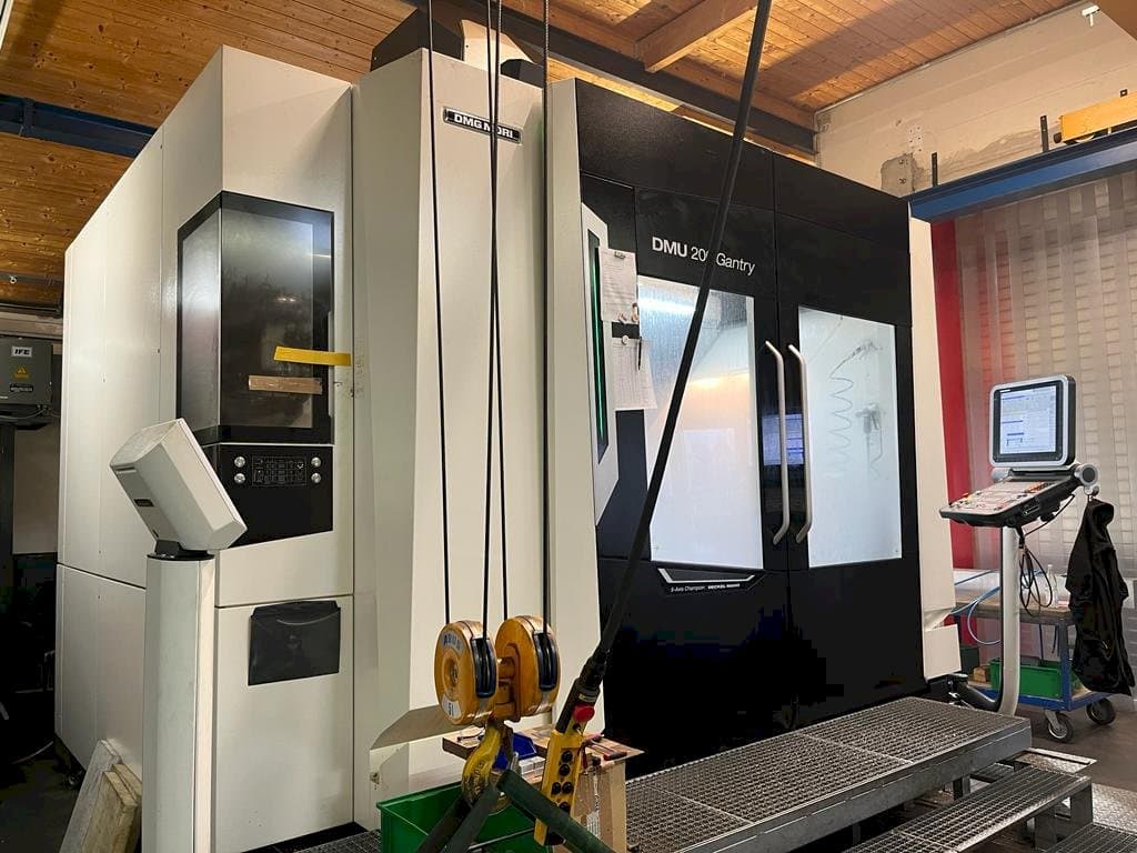 Frontansicht der DMG MORI DMU 200 Gantry Maschine