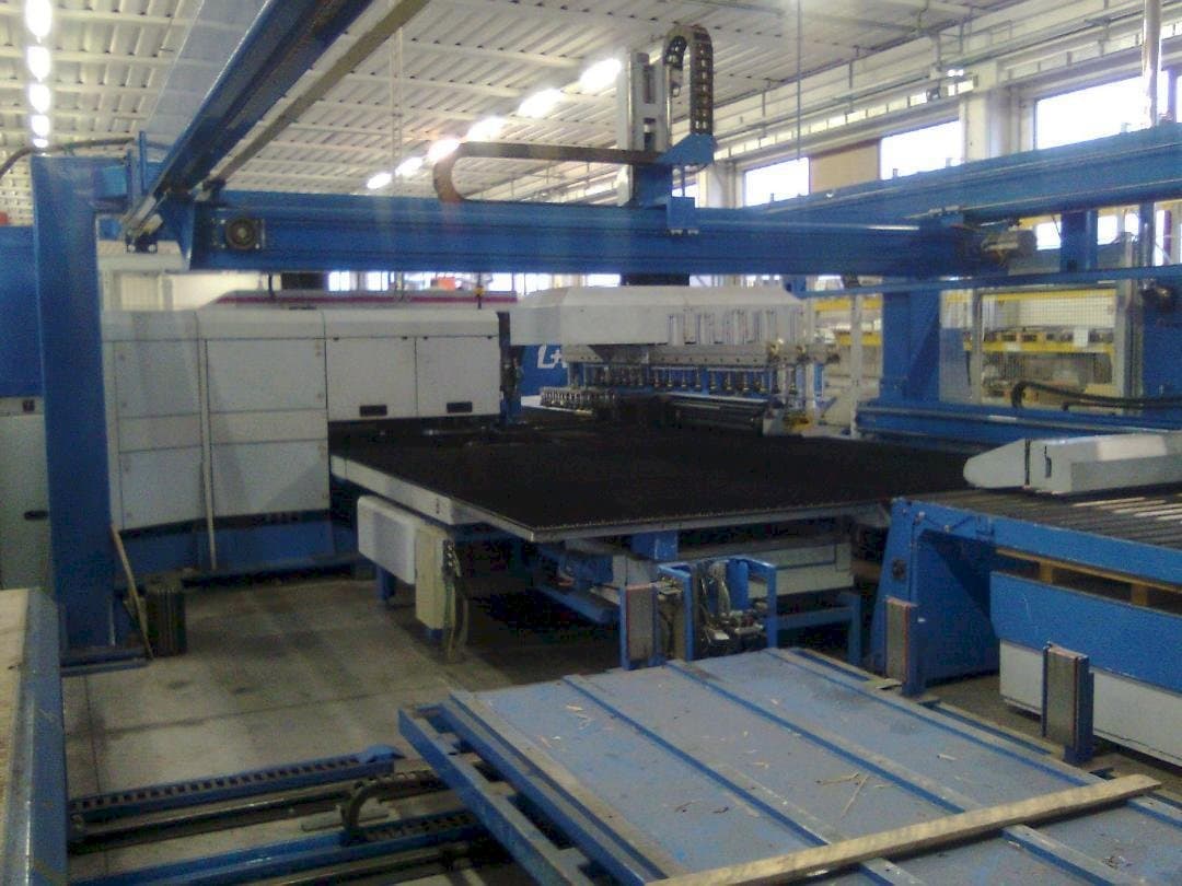 Frontansicht der Finn-Power LP6 Maschine