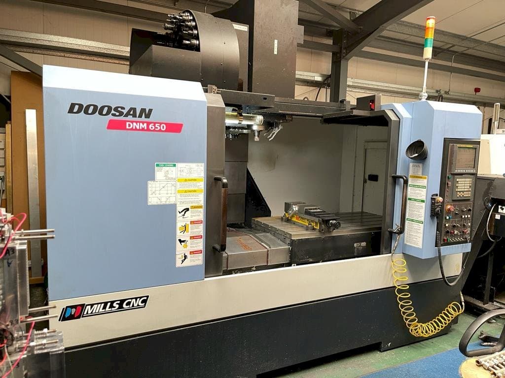 Frontansicht der Doosan DNM 650 Maschine