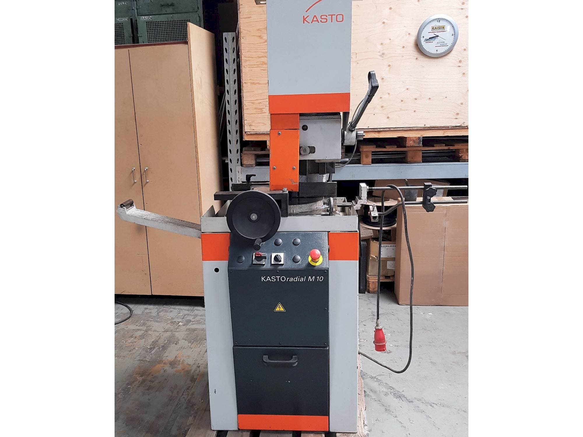 Frontansicht der KASTO Radial M 10 Maschine