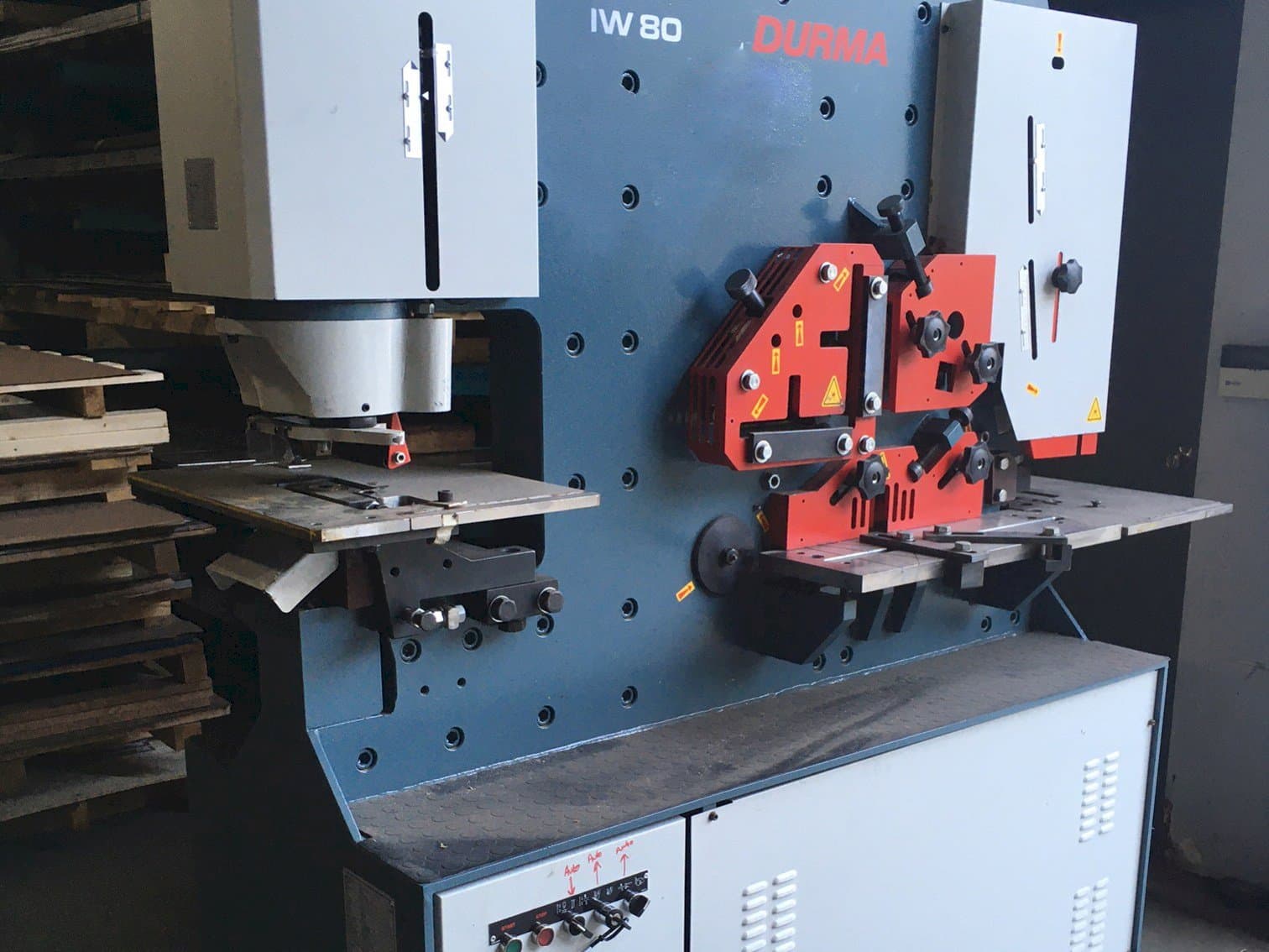 Frontansicht der Durma IW 80/150 Maschine