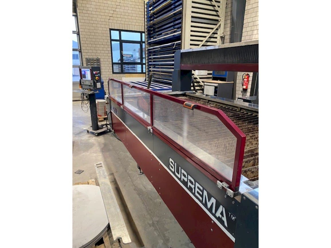 Frontansicht der Waterjet Italy Suprem Maschine