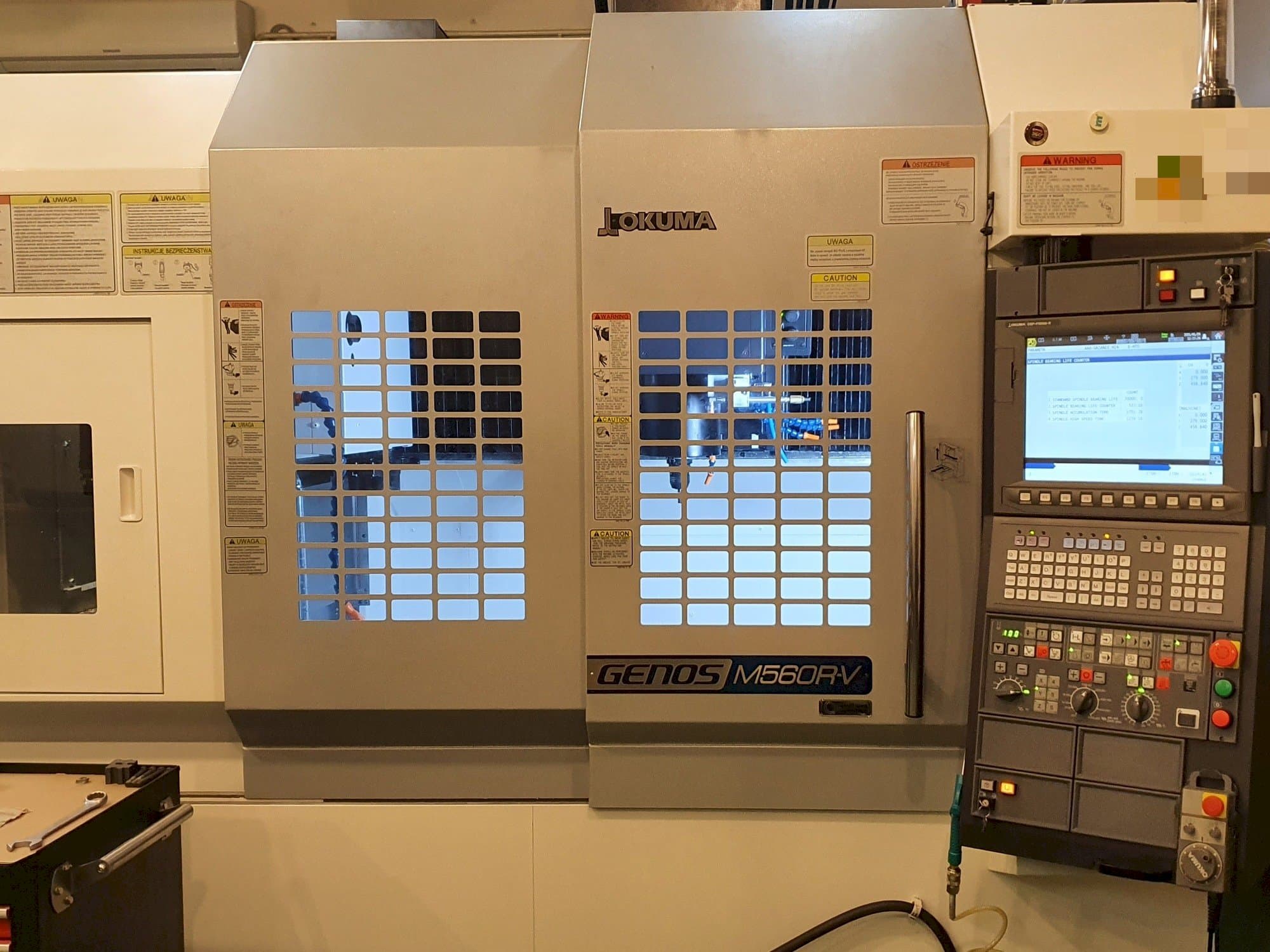 Frontansicht der Okuma GENOS M560R-V Maschine