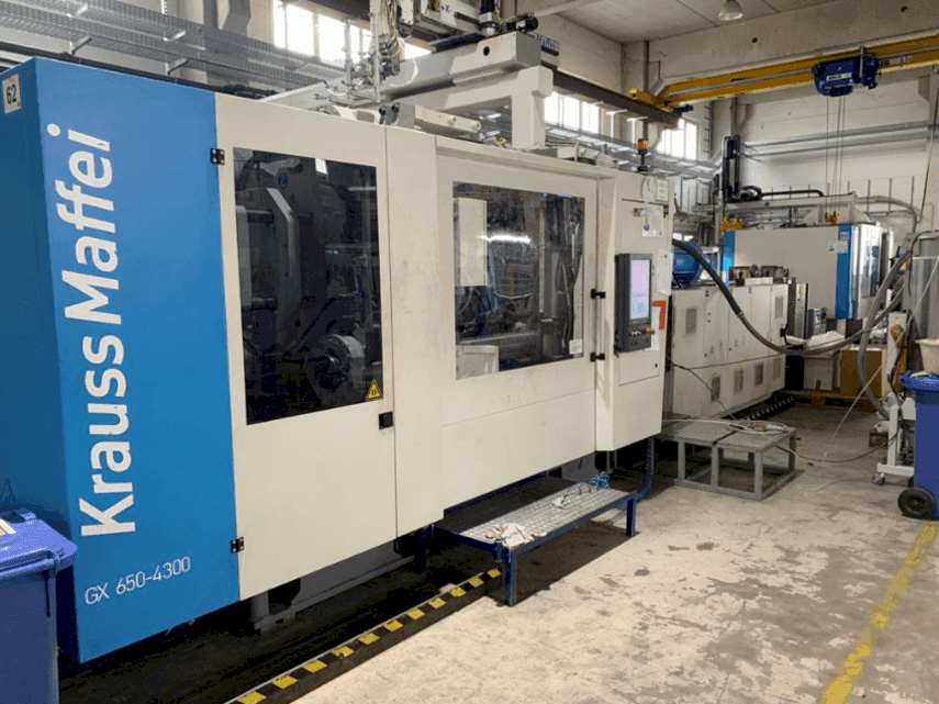 Frontansicht der Krauss Maffei KM650-4300 GX Maschine