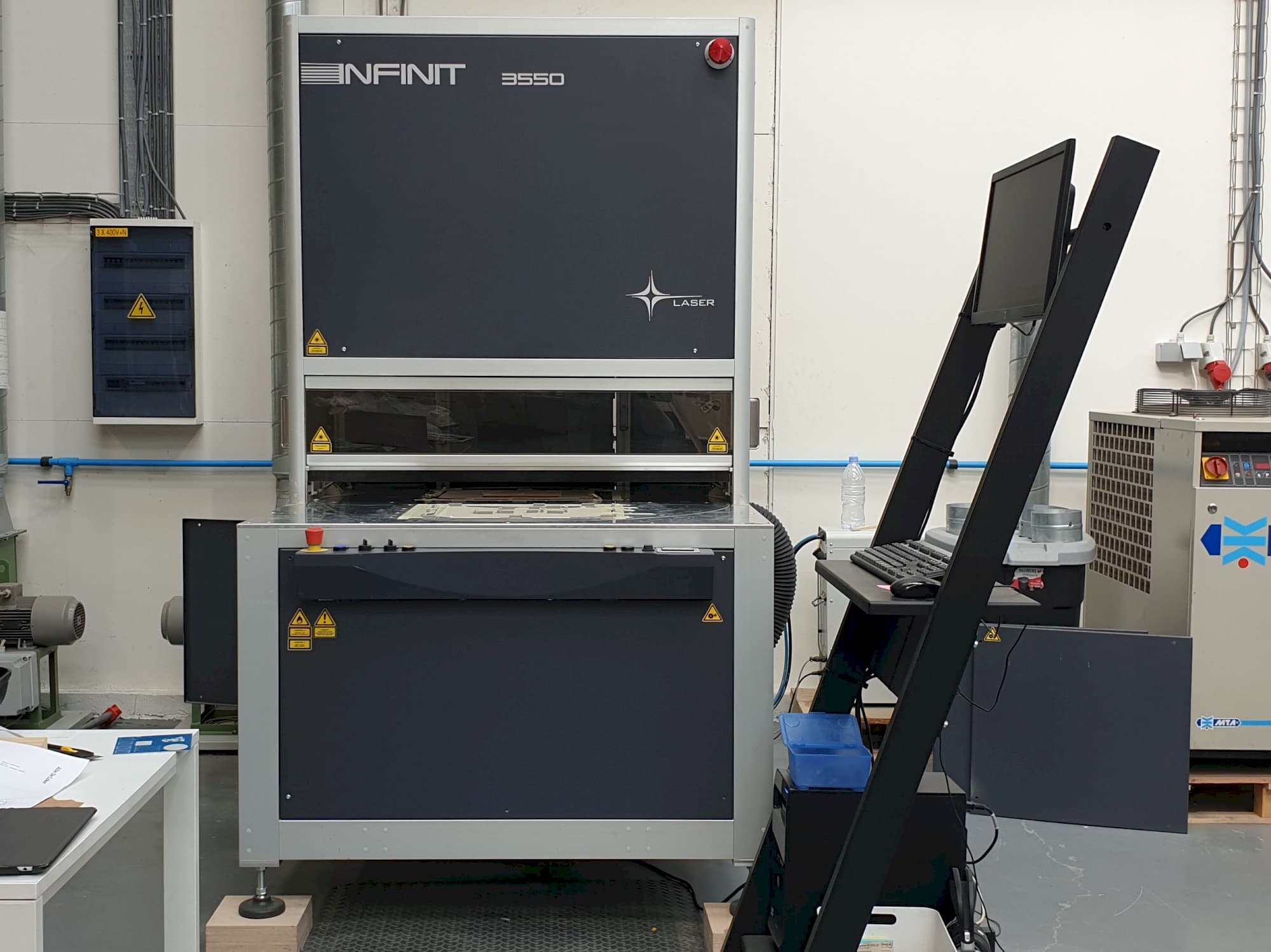Frontansicht der SEI Laser INFINITY 3550 Maschine