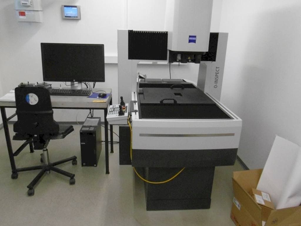 Frontansicht der ZEISS O-Inspect 543 Maschine