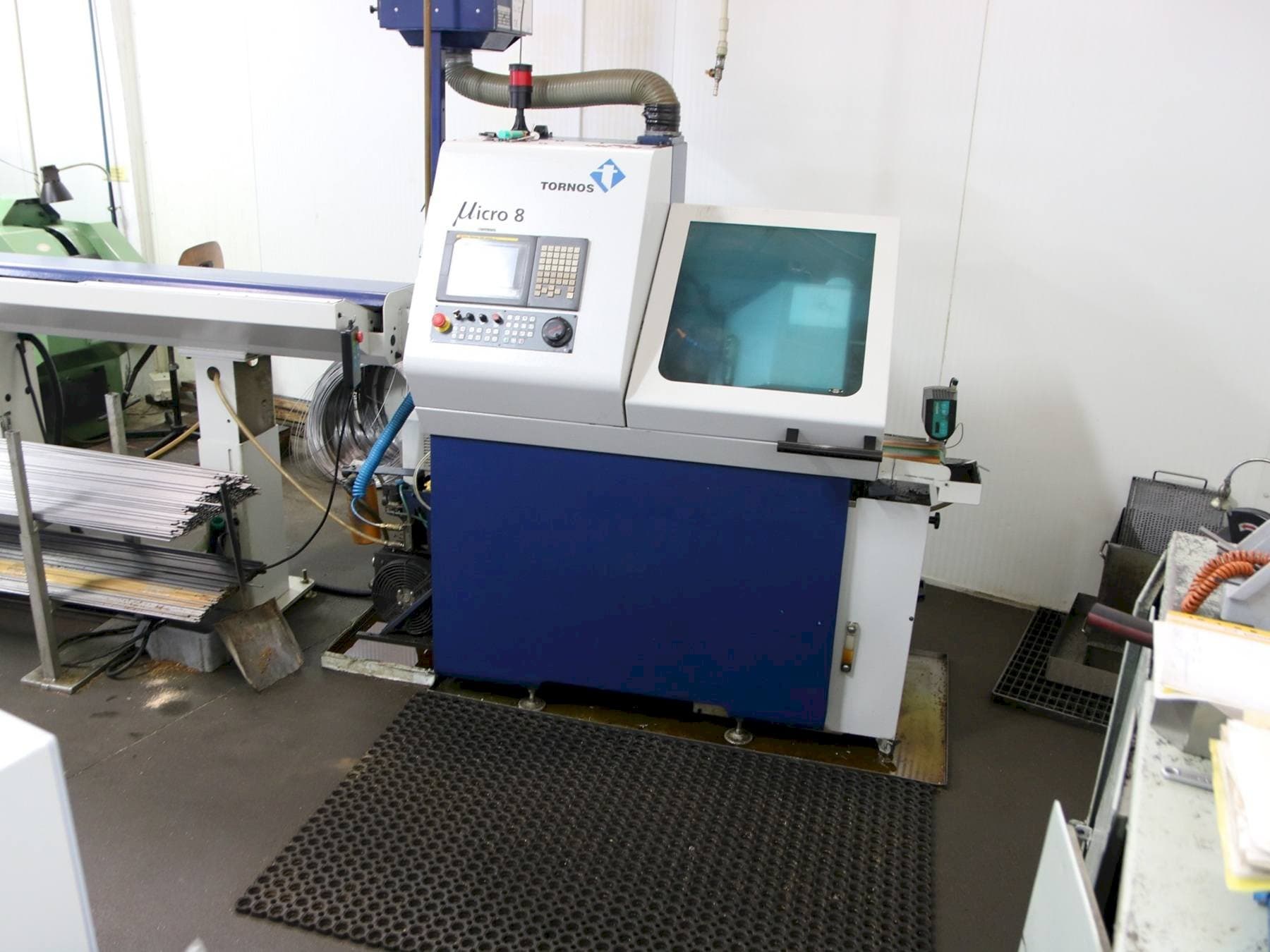 Frontansicht der Tornos Micro 8 Maschine