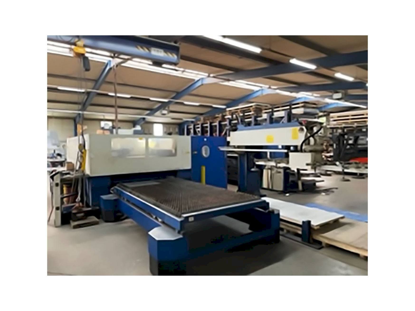 Frontansicht der Trumpf Trumatic L 3030  Maschine