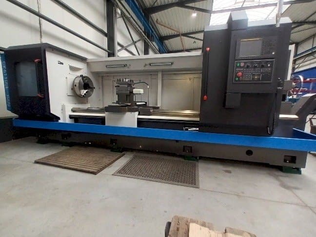 Frontansicht der Ningbo Oturn CK61100E-3000 Maschine