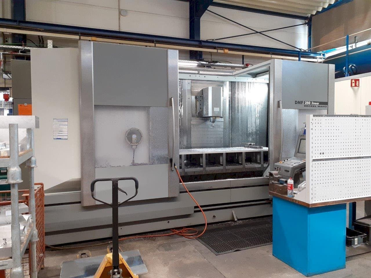 Frontansicht der DMG MORI DMF 250 Maschine