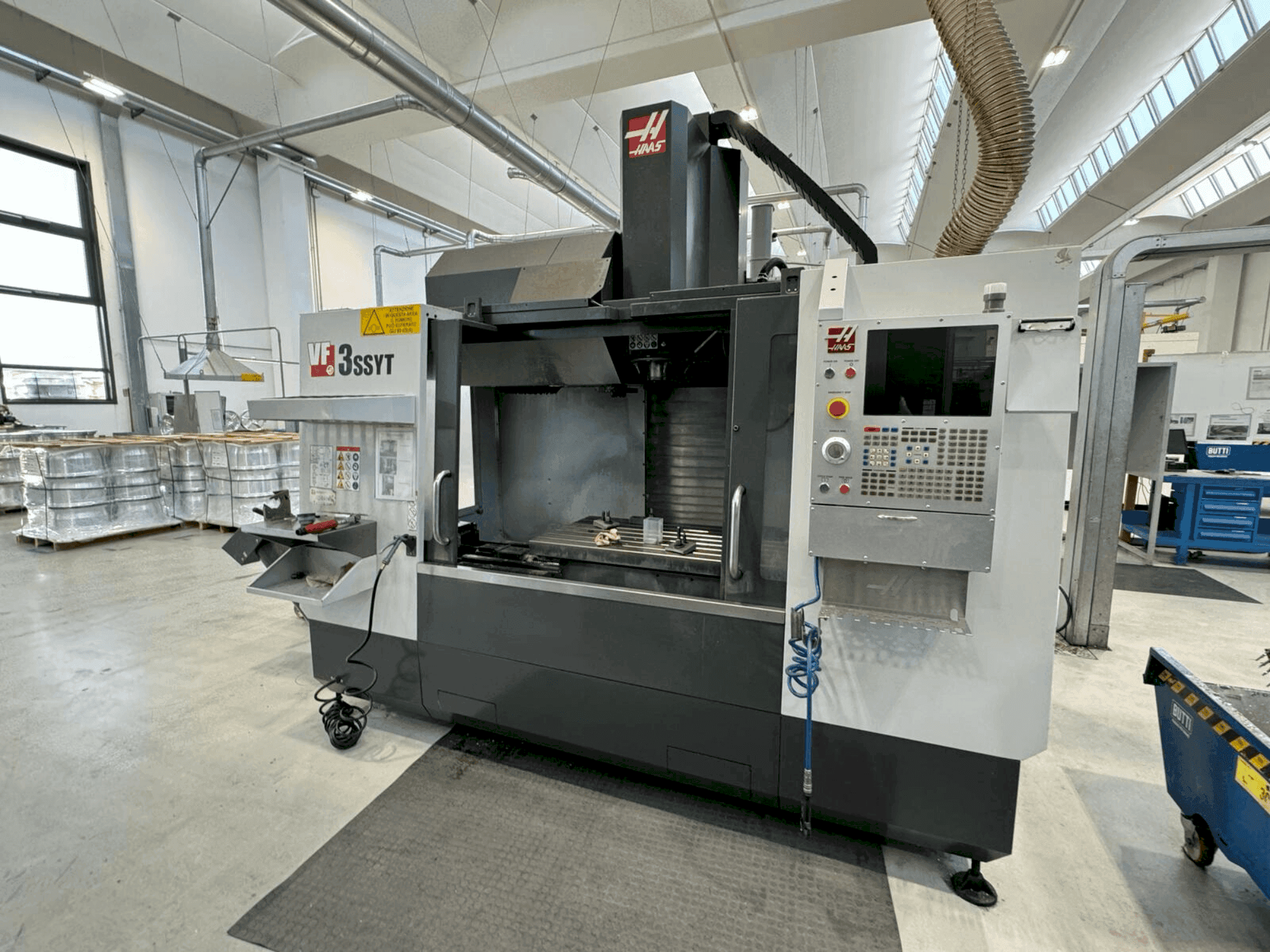 Frontansicht der HAAS VF-3SSYT  Maschine