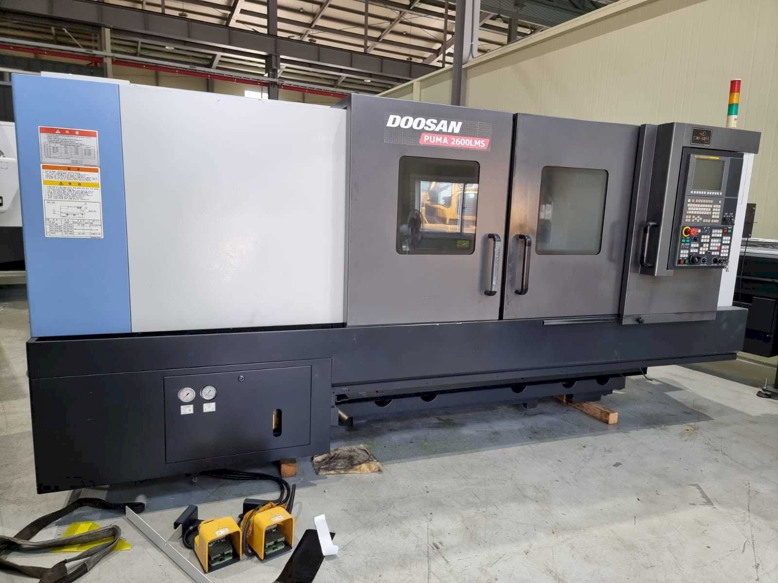 Frontansicht der Doosan PUMA 2600LMS  Maschine