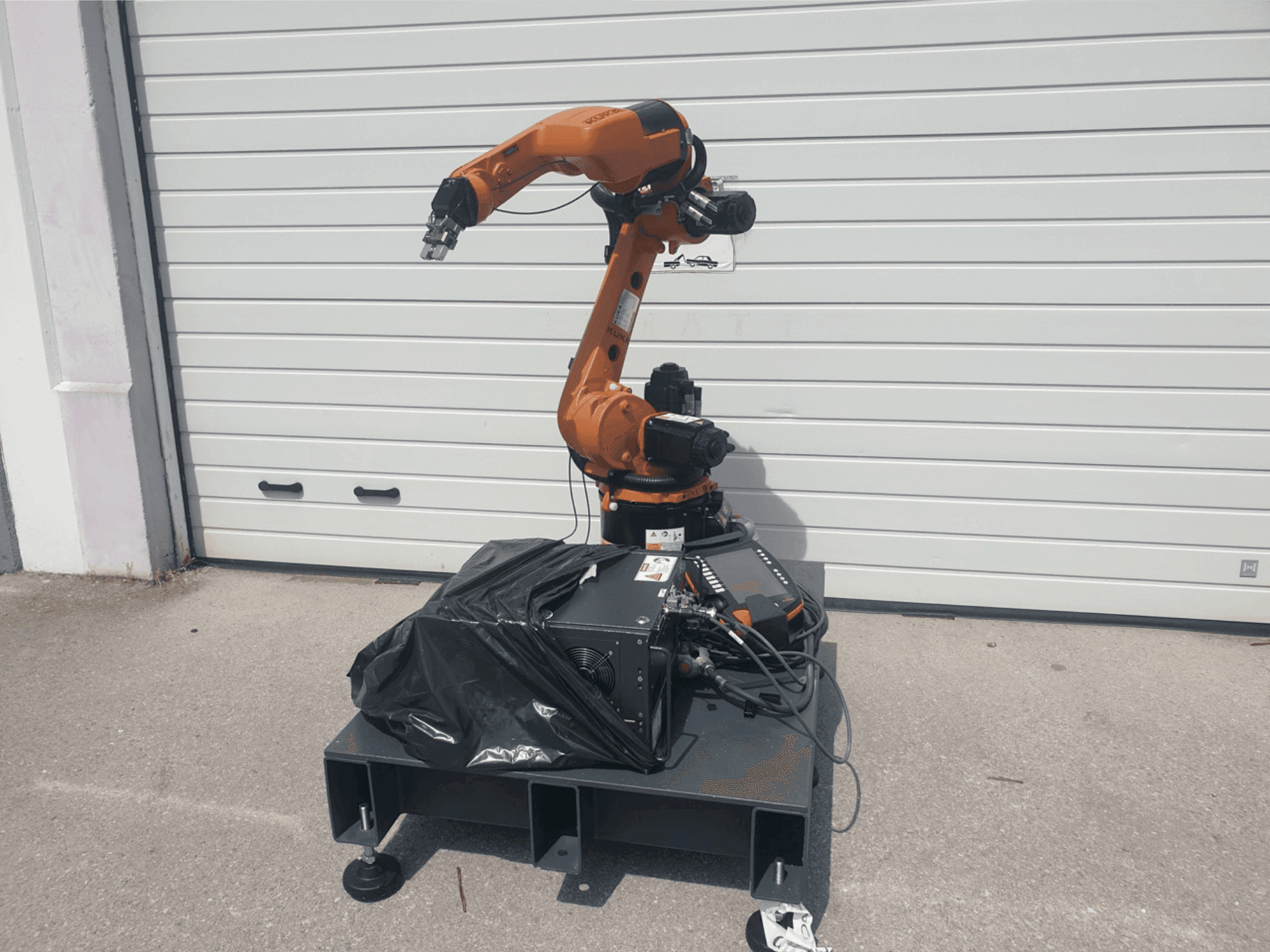 Frontansicht der KUKA KR 8 R1420  Maschine