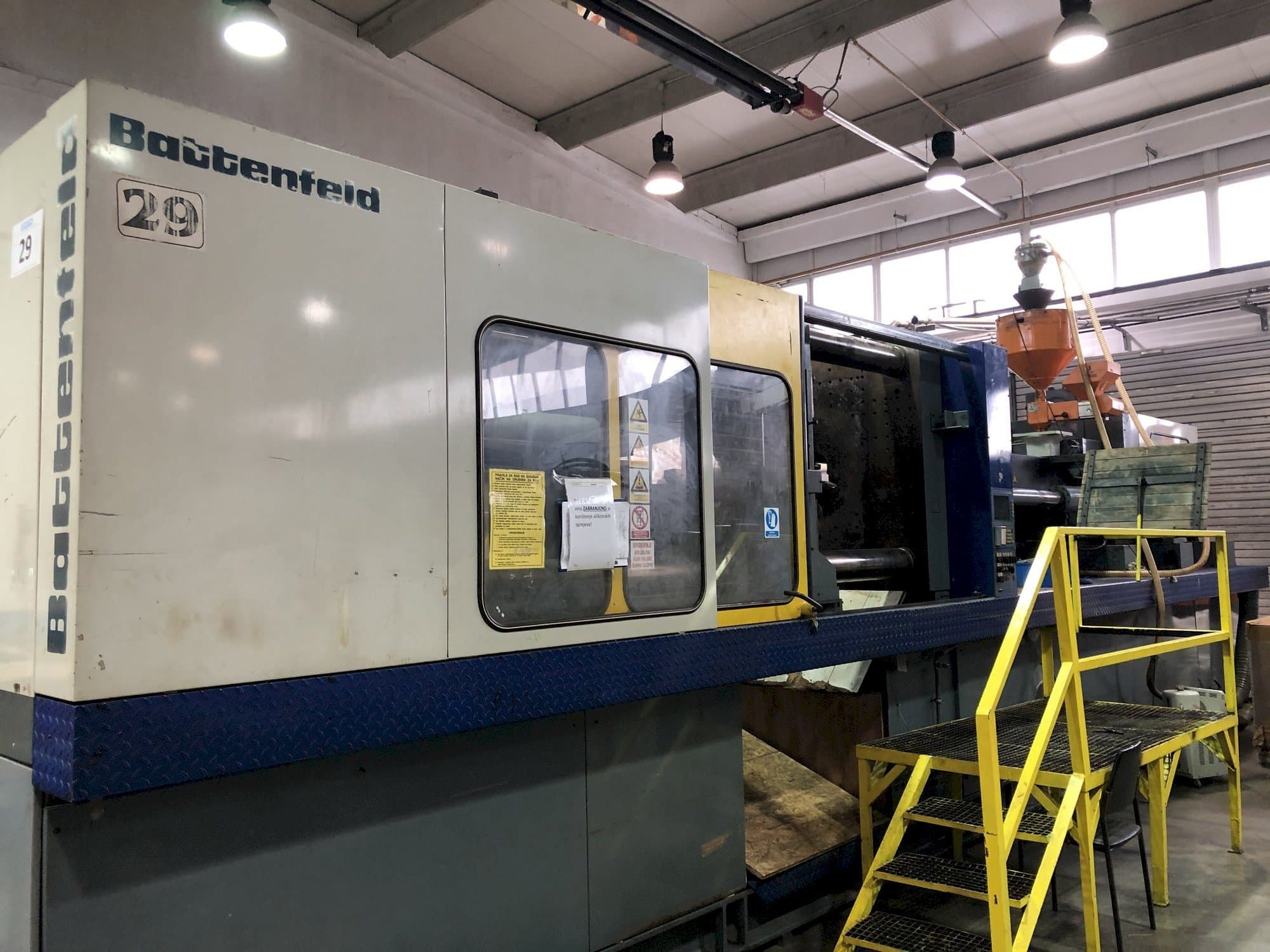 Frontansicht der Battenfeld BA-T 6500/6300 Maschine