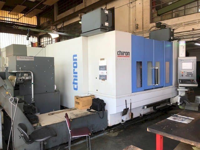 Frontansicht der CHIRON Mill 2000 Maschine
