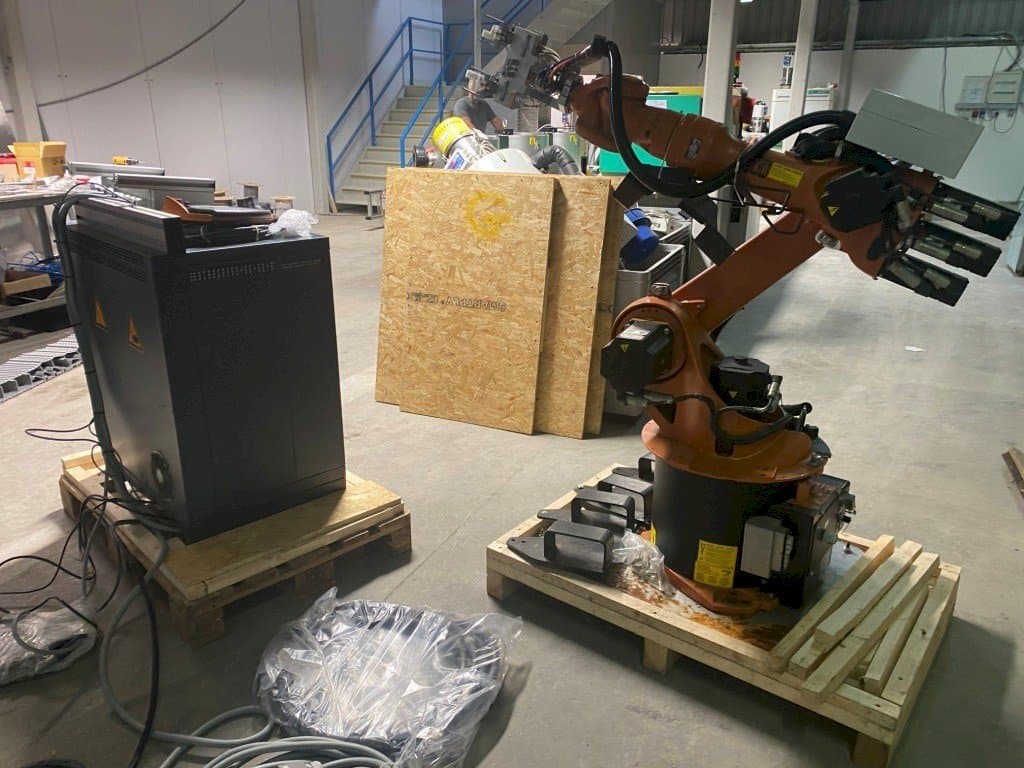 Frontansicht der KUKA KR16-2 with KR C4 Controller Maschine