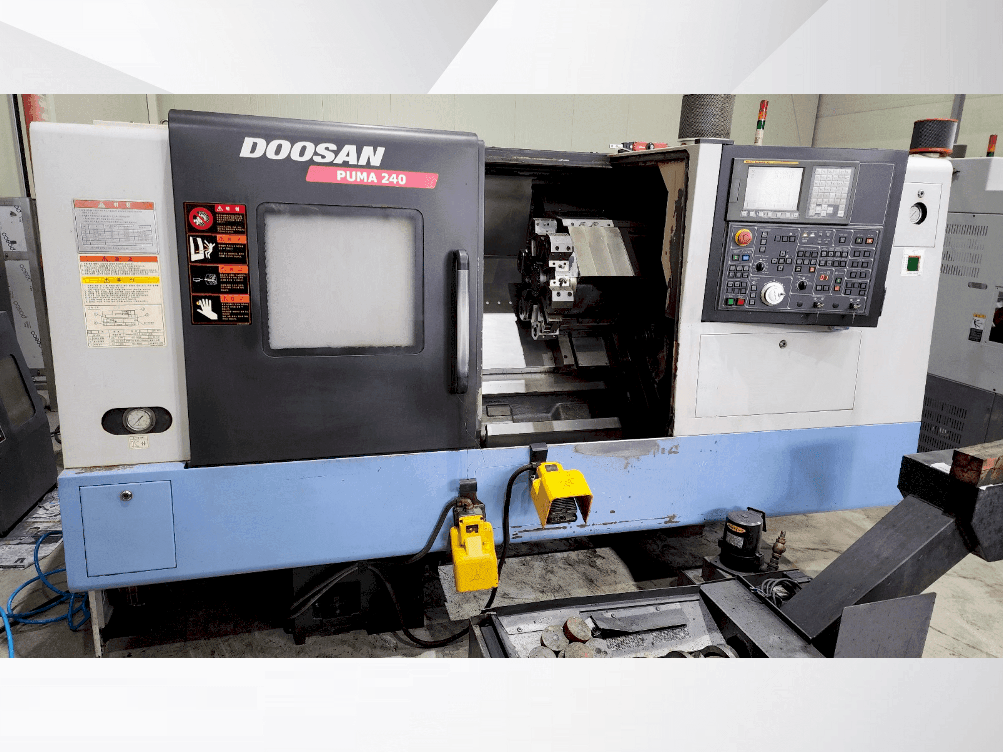 Frontansicht der DOOSAN PUMA 240B  Maschine
