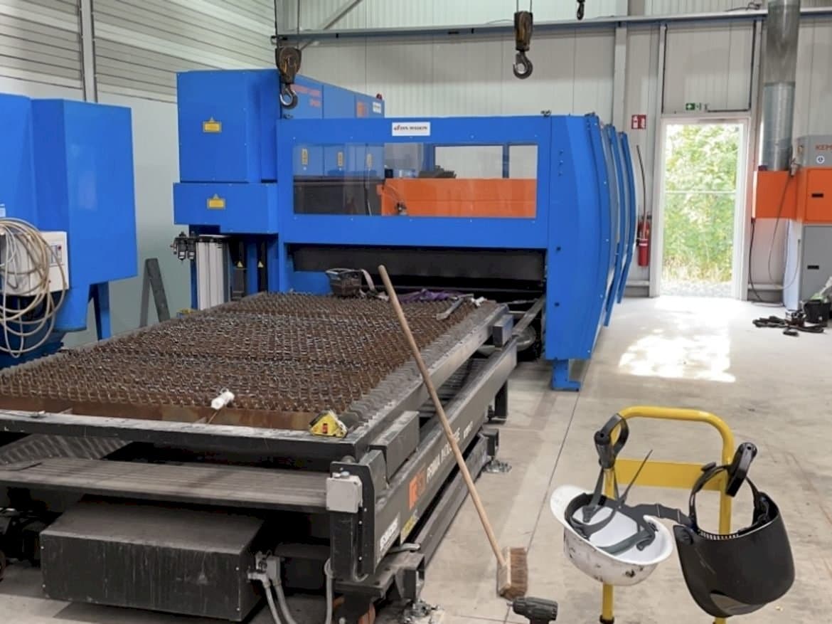 Frontansicht der Prima Industrie Platino 1530 Maschine