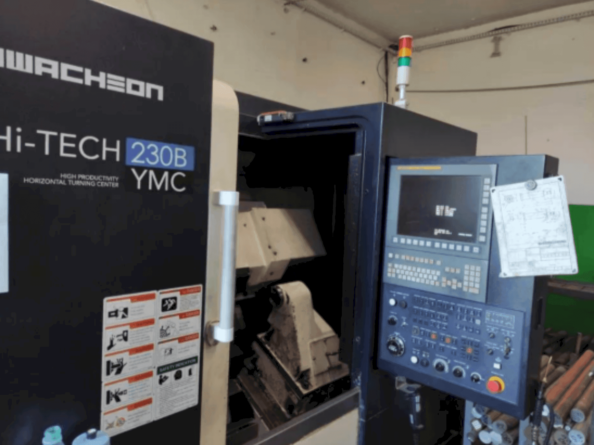 Frontansicht der HWACHEON HI-TECH 230B YMC  Maschine