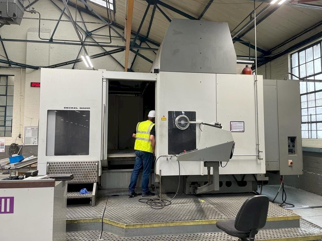 Frontansicht der DECKEL MAHO DMU 200T Maschine