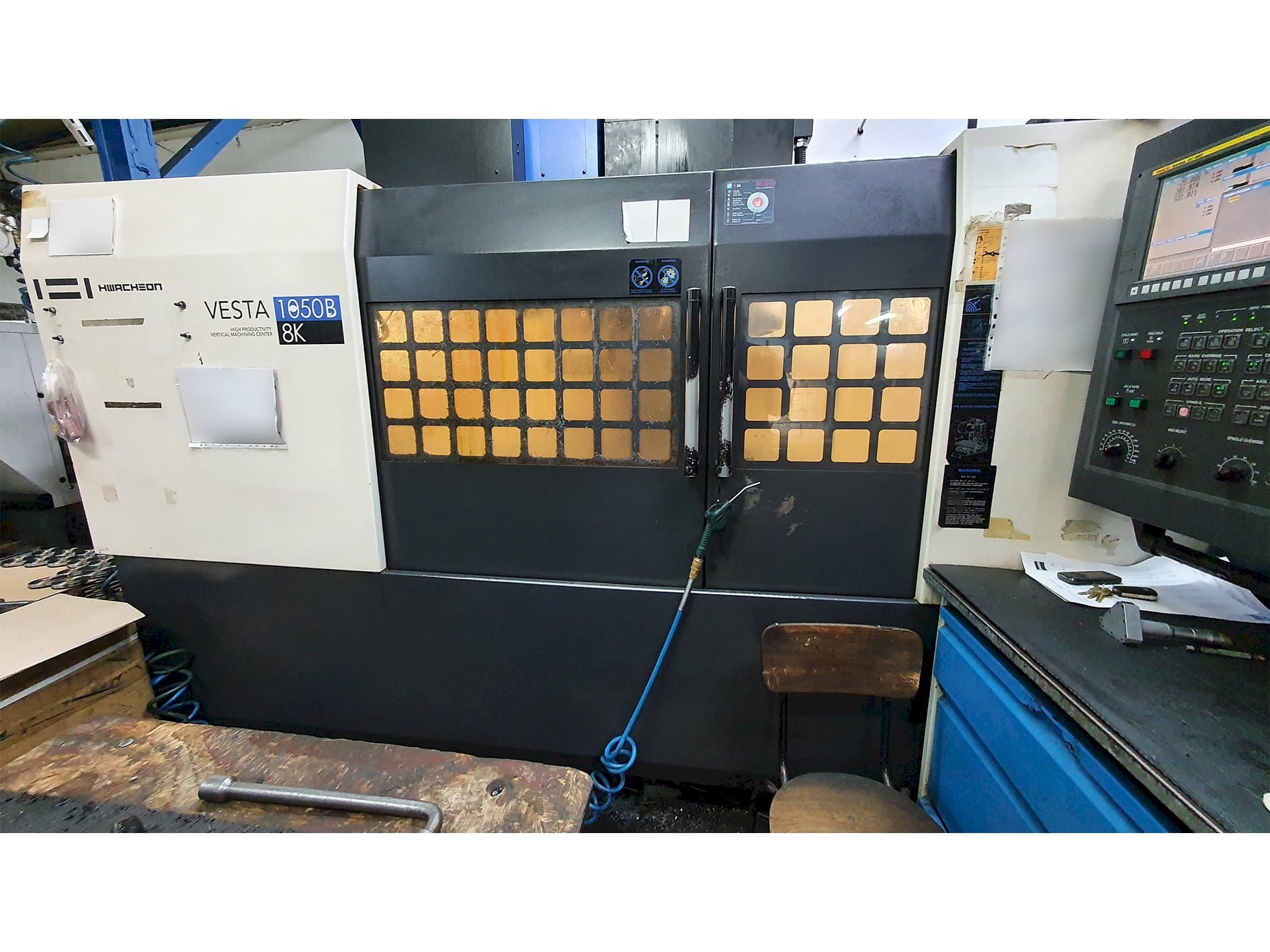 Frontansicht der HWACHEON VESTA-1050B  Maschine