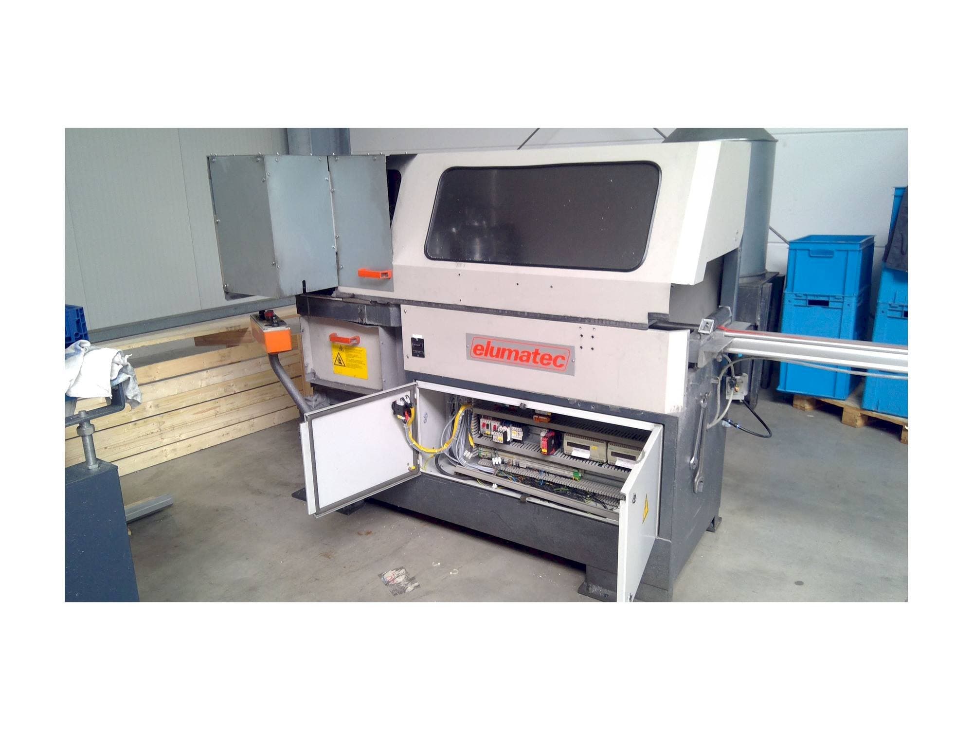 Frontansicht der Elumatec SA 142/38 Maschine