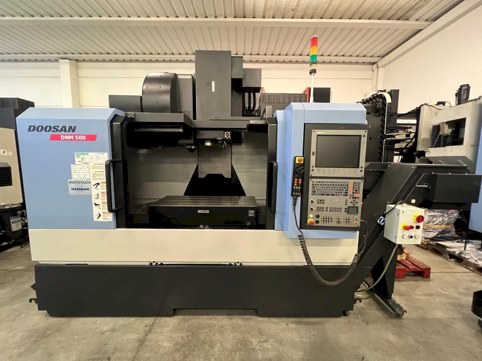 Frontansicht der DOOSAN DNM 500 Maschine