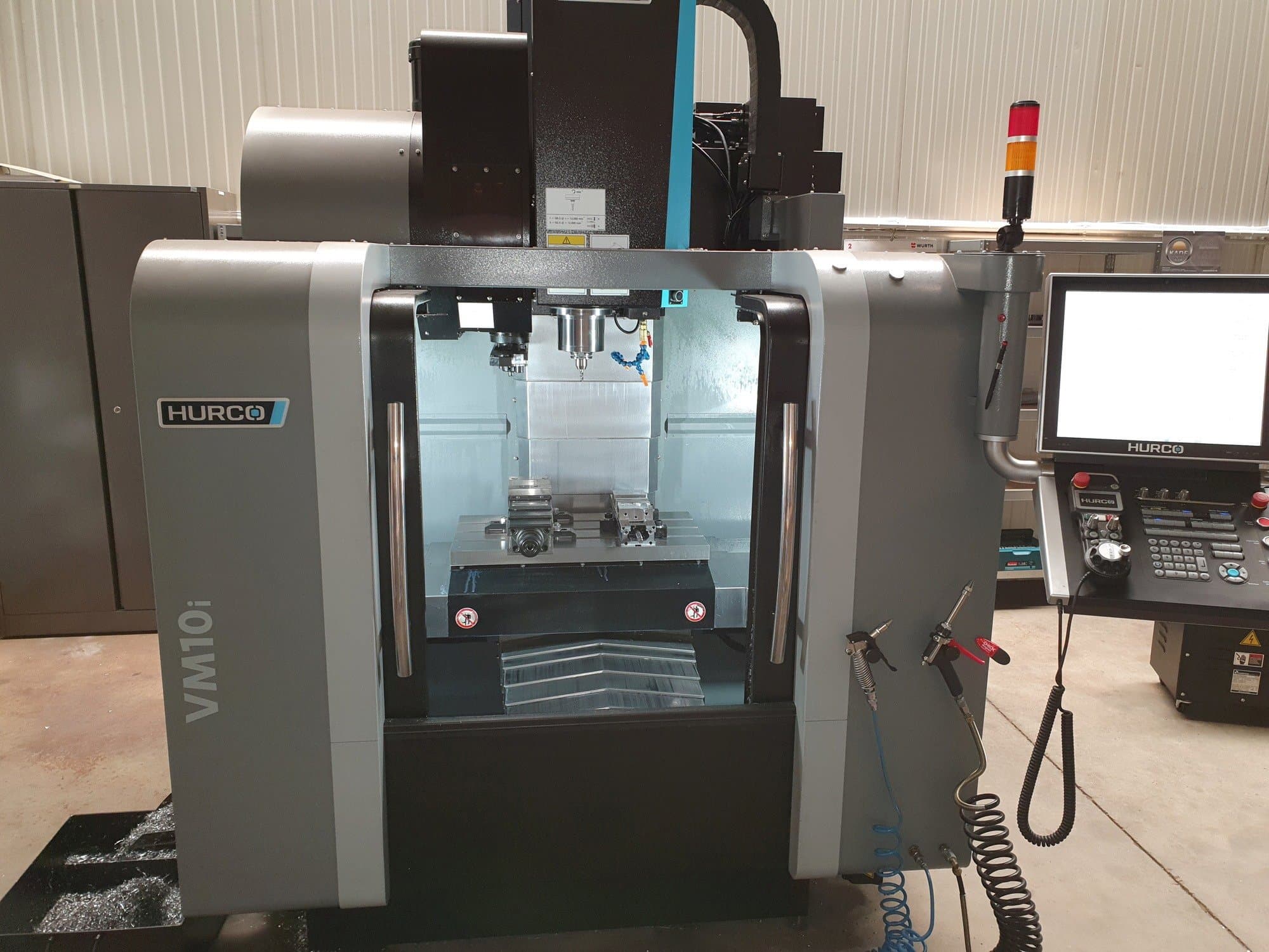 Frontansicht der Hurco VM10i Maschine