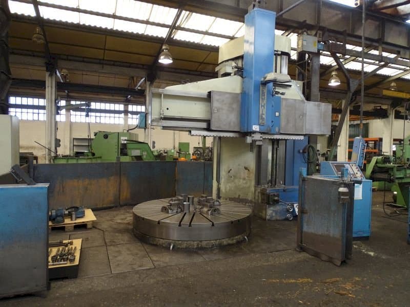 Frontansicht der Berthiez BM 225 Maschine