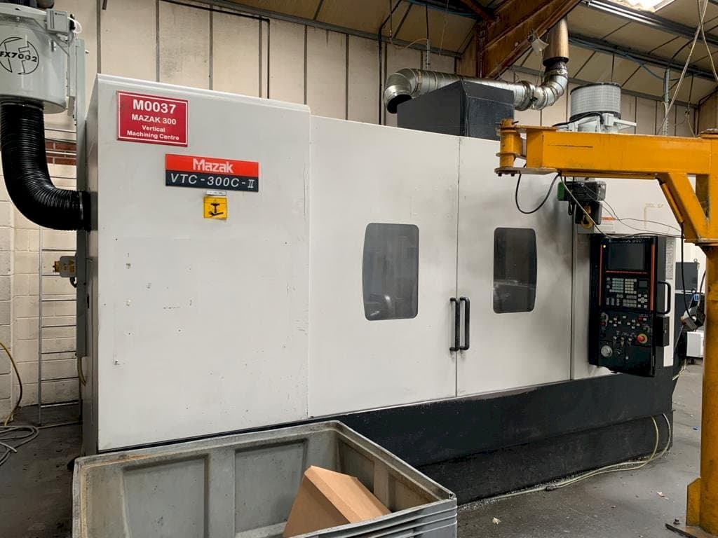 Frontansicht der Mazak VTC-300C-II Maschine