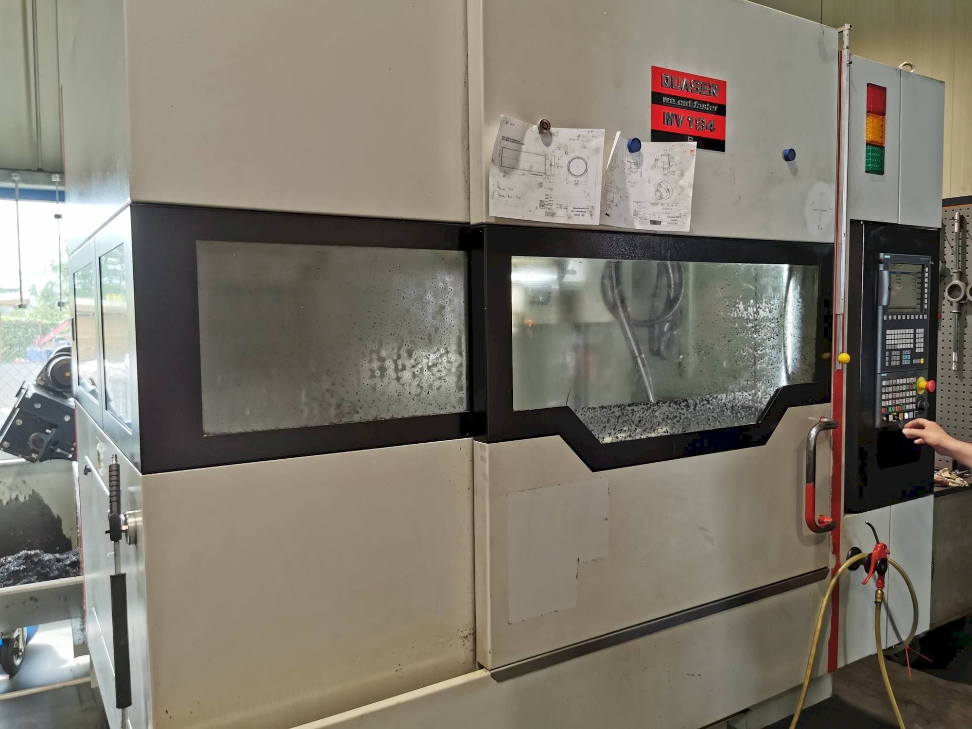 Frontansicht der Quaser MV154APC/P12 Maschine