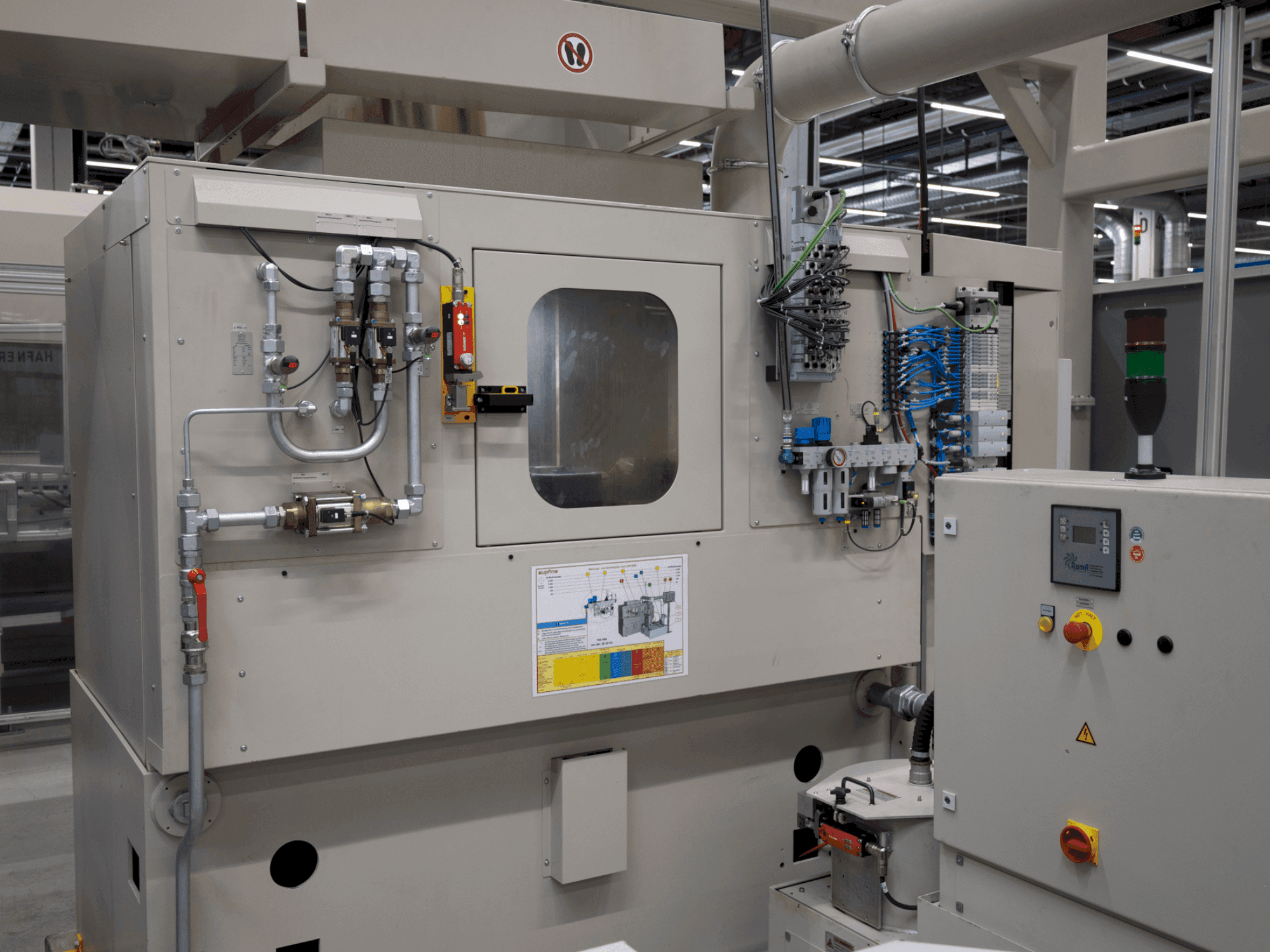 Frontansicht der SUPFINA LCM 220/4-220/3  Maschine