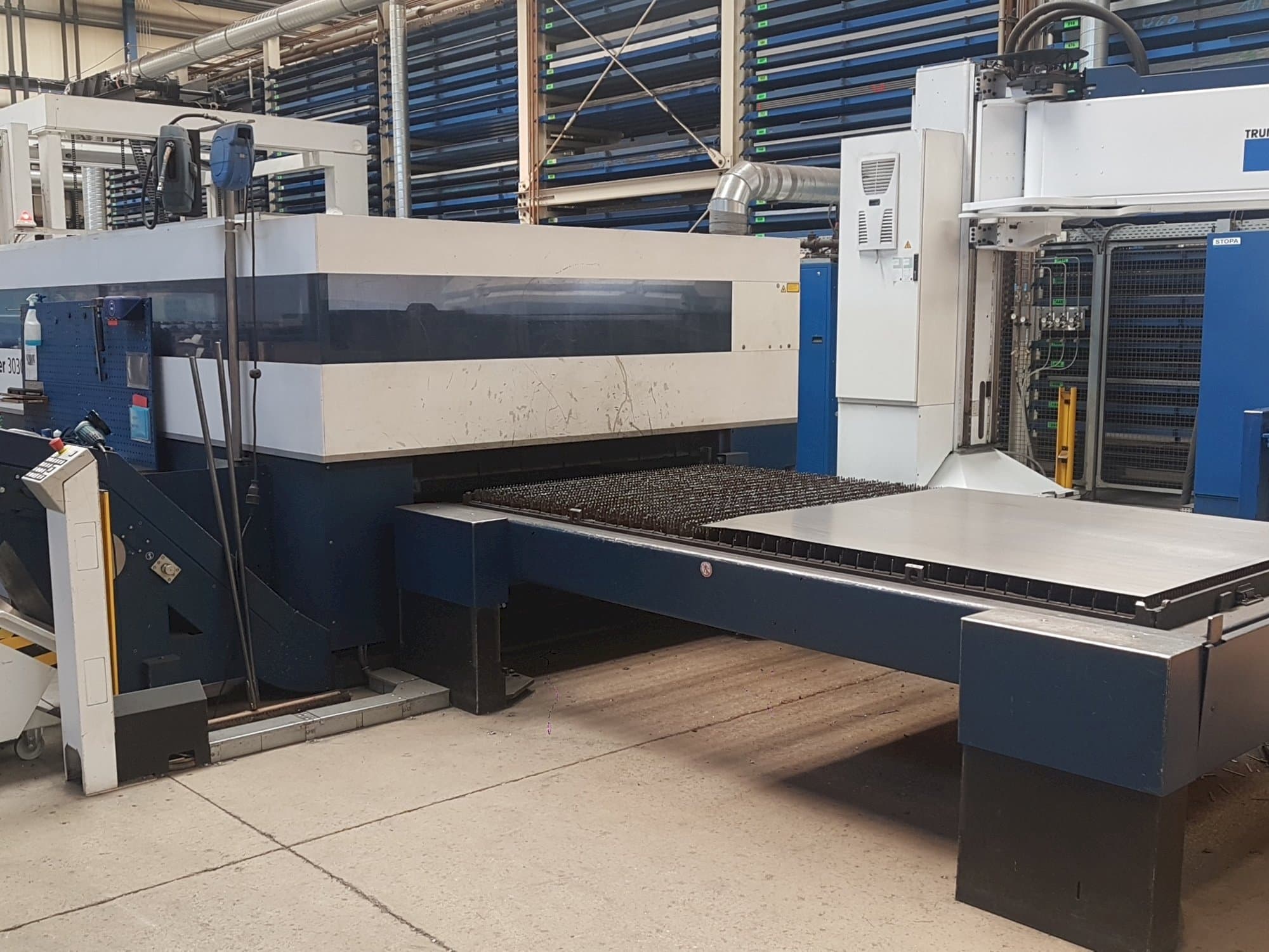 Frontansicht der Trumpf TruLaser 3030 L20 Maschine